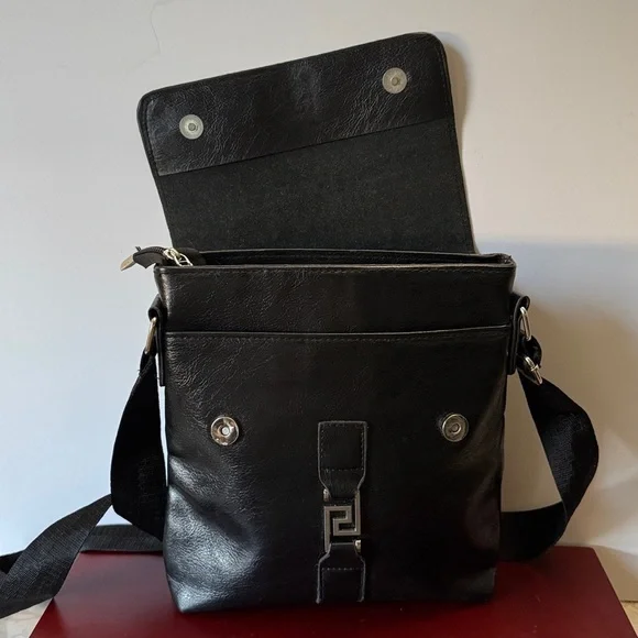 Delika-stylish black Crossbody messenger /handbag great for both men or women - Picture 6 of 8